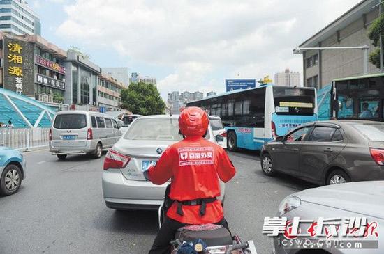 圖為百度外賣(mài)的配送員正在送餐路上。長(cháng)沙晚報記者 余劭劼 攝